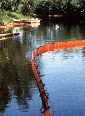 Barrera de valla desplegada en el agua