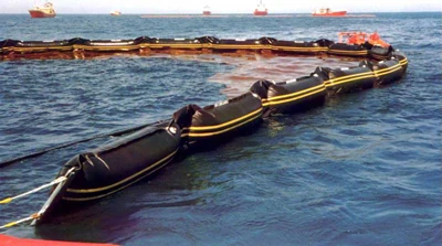 Barrera flotante de cortina desplegada en el agua